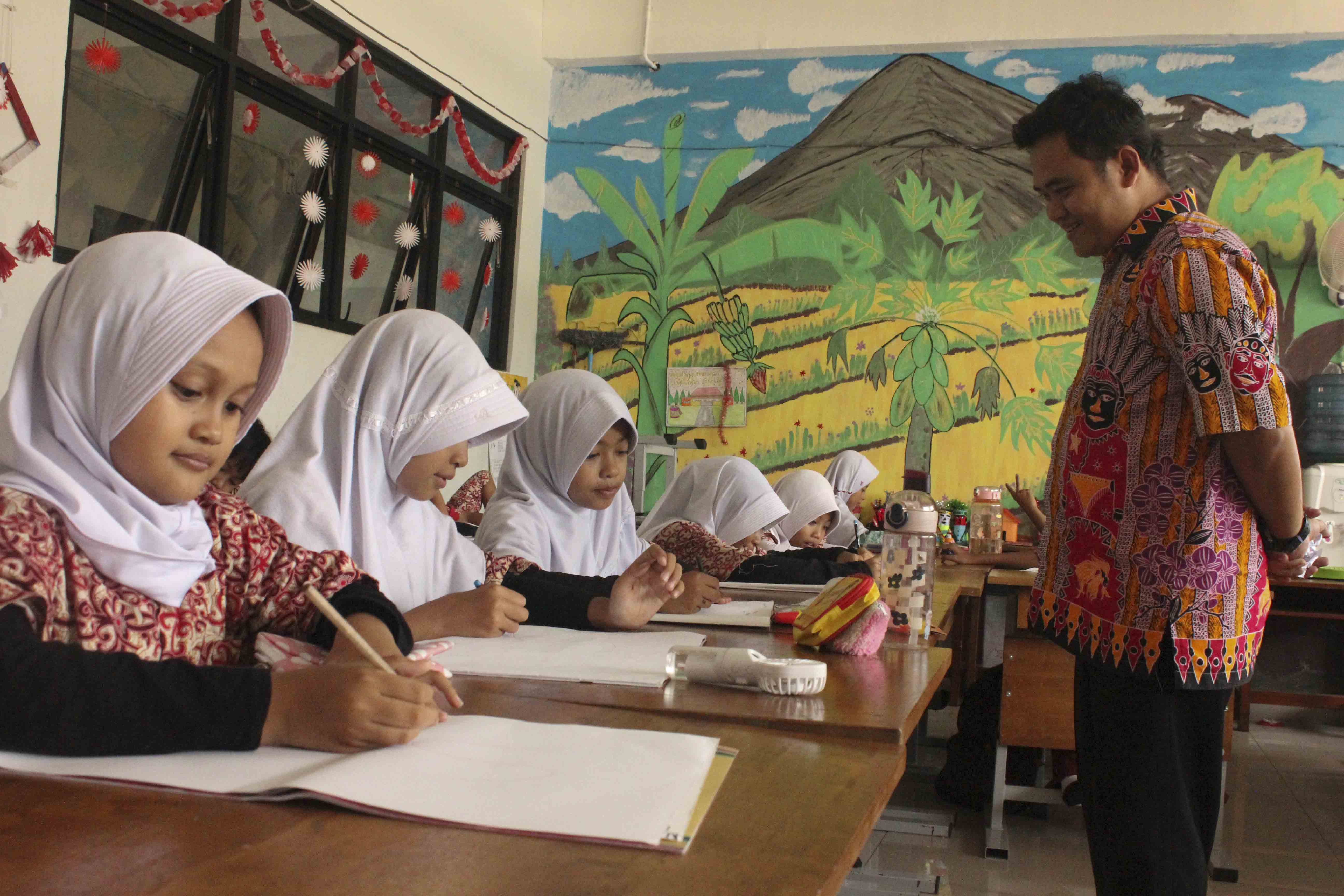  Sejumlah siswa mengikuti kegiatan belajar mengajar di SDN 11 Grogol, Jakarta, Kamis (12/10/2023).