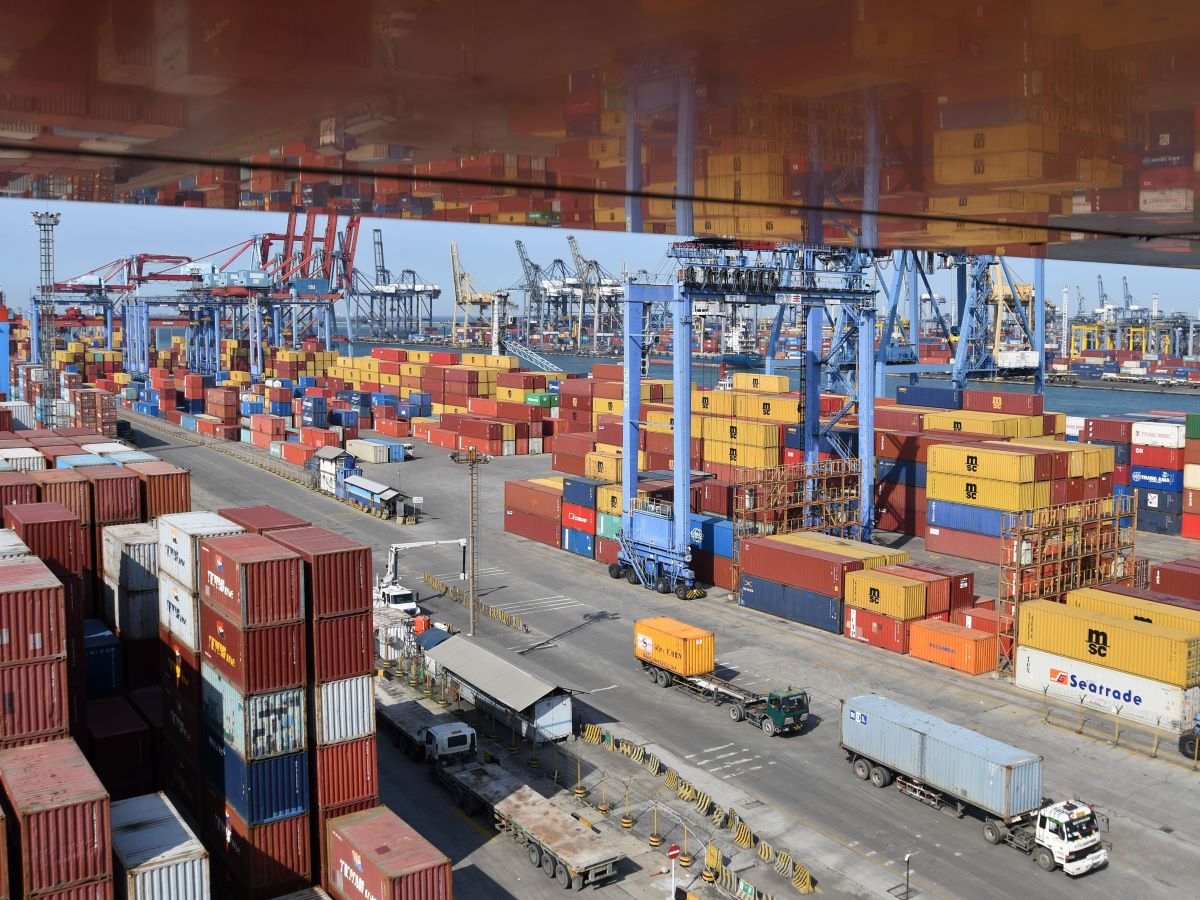 Aktivitas bongkar muat kontainer berlangsung di Pelabuhan Tanjung Priok, Jakarta, Kamis (15/12/2022).