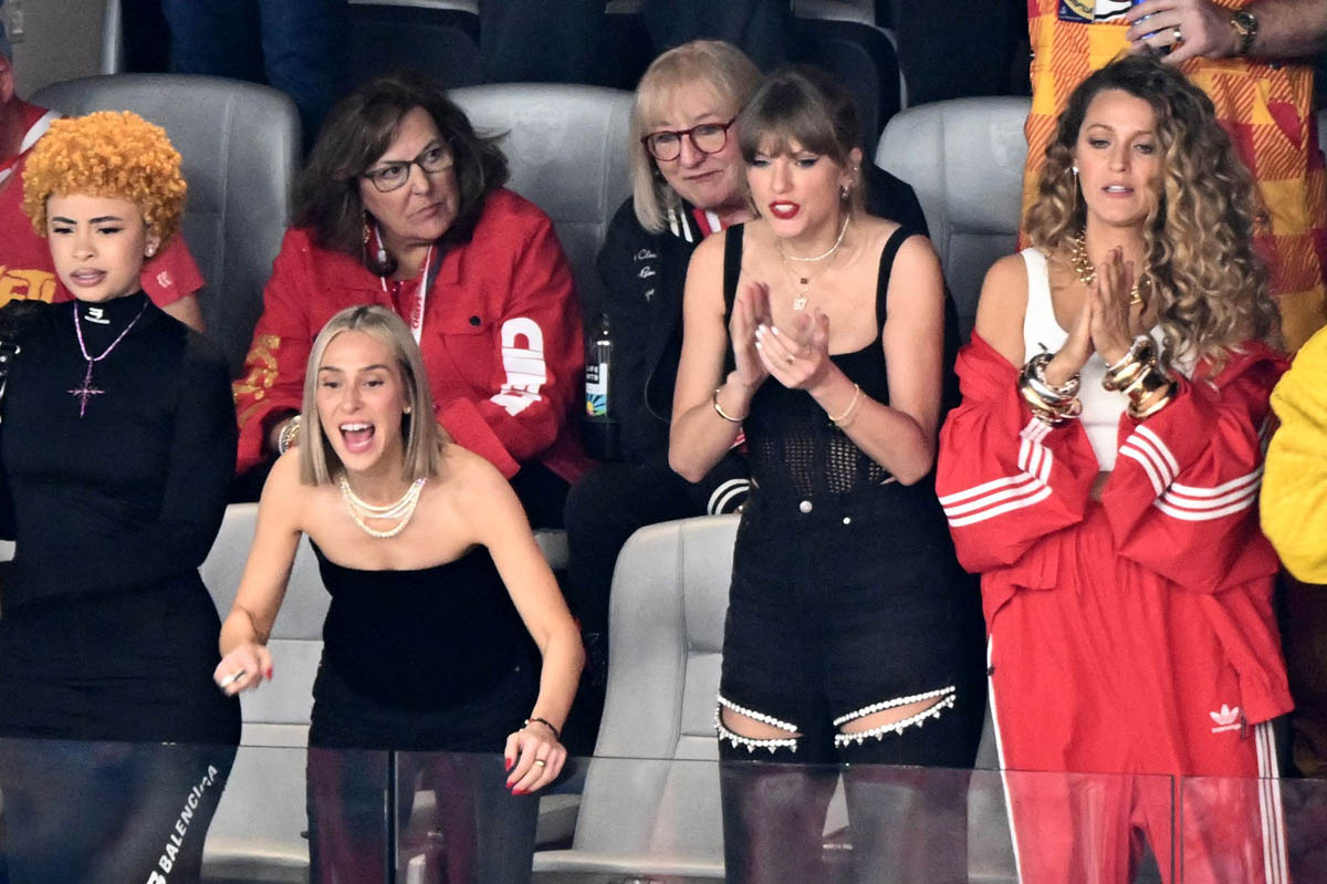 Taylor Swift hadir di Super Bowl di Las Vegas untuk memberikan dukungan kepada kekasihnya, bintang Kansas City Chiefs, Travis Kelce. 