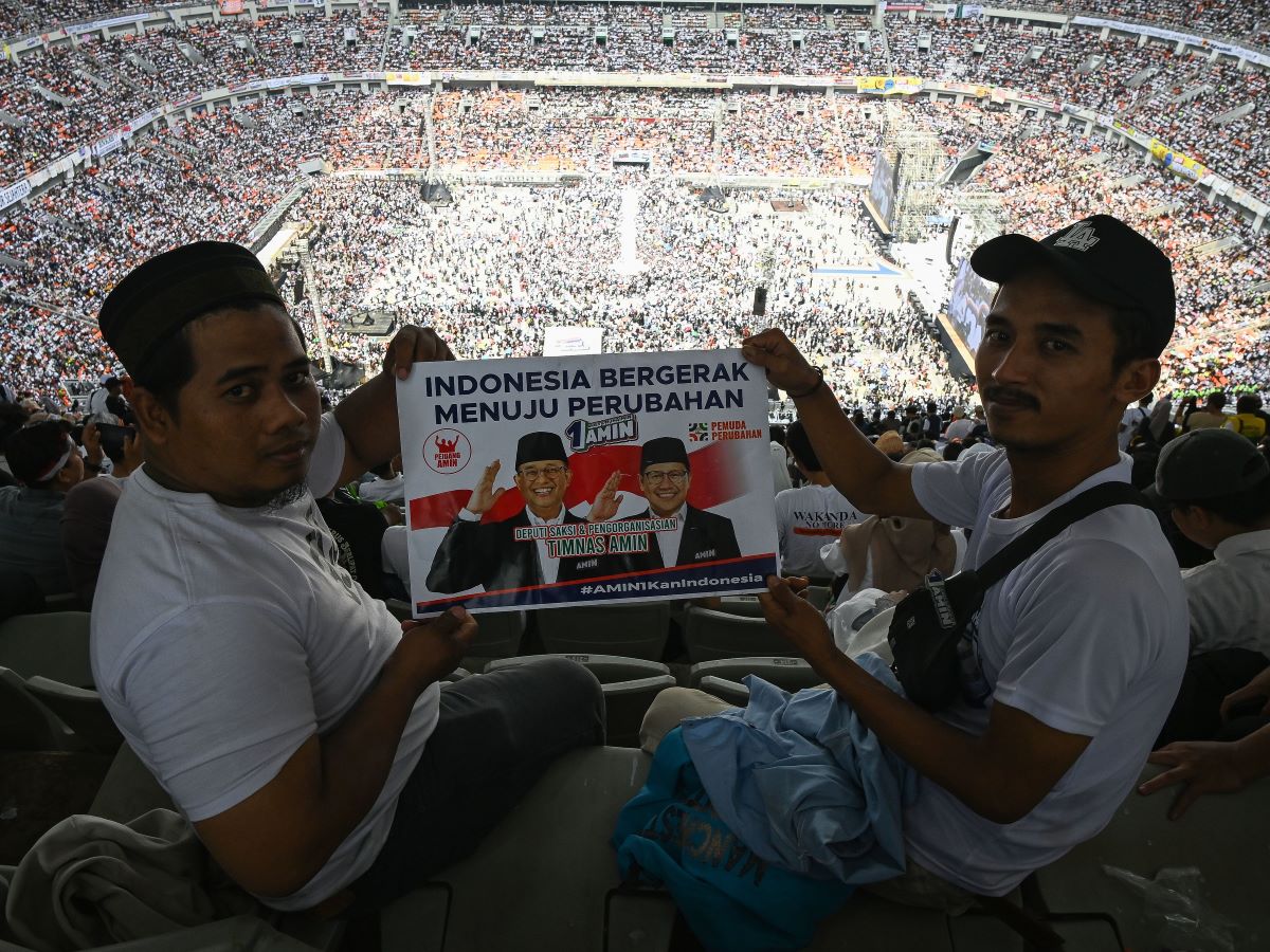 Sejumlah pendukung membentangkan poster dukungan untuk Anies Baswedan dan Muhaimin Iskandar di JIS.