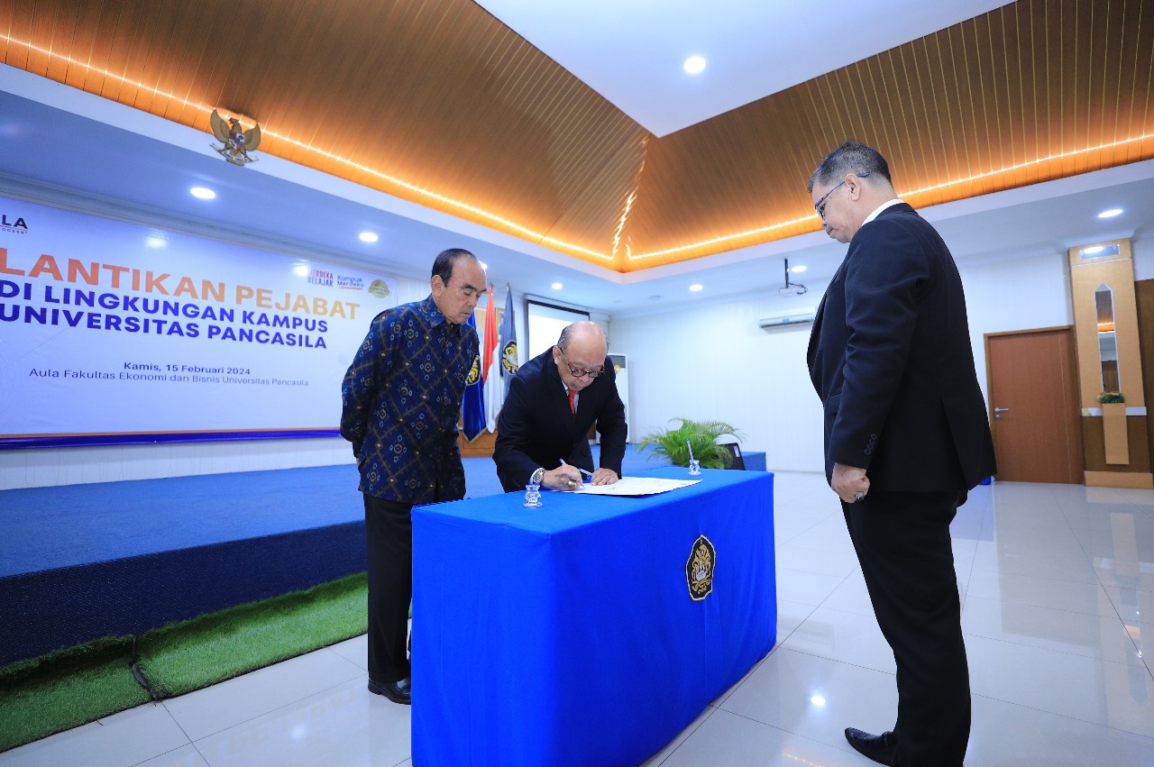 Universitas Pancasila (UP) melantik Dr Harnovinsah (kanan) sebagai Dekan Fakultas Ekonomi dan Bisnis (FEB) periode 2024-2028.