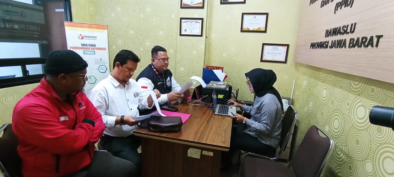 Tim Pemenangan Nasional (TPN) Ganjar Pranowo-Mahfud MD melaporkan KPU Kabupaten Cirebon ke Bawaslu Jawa Barat