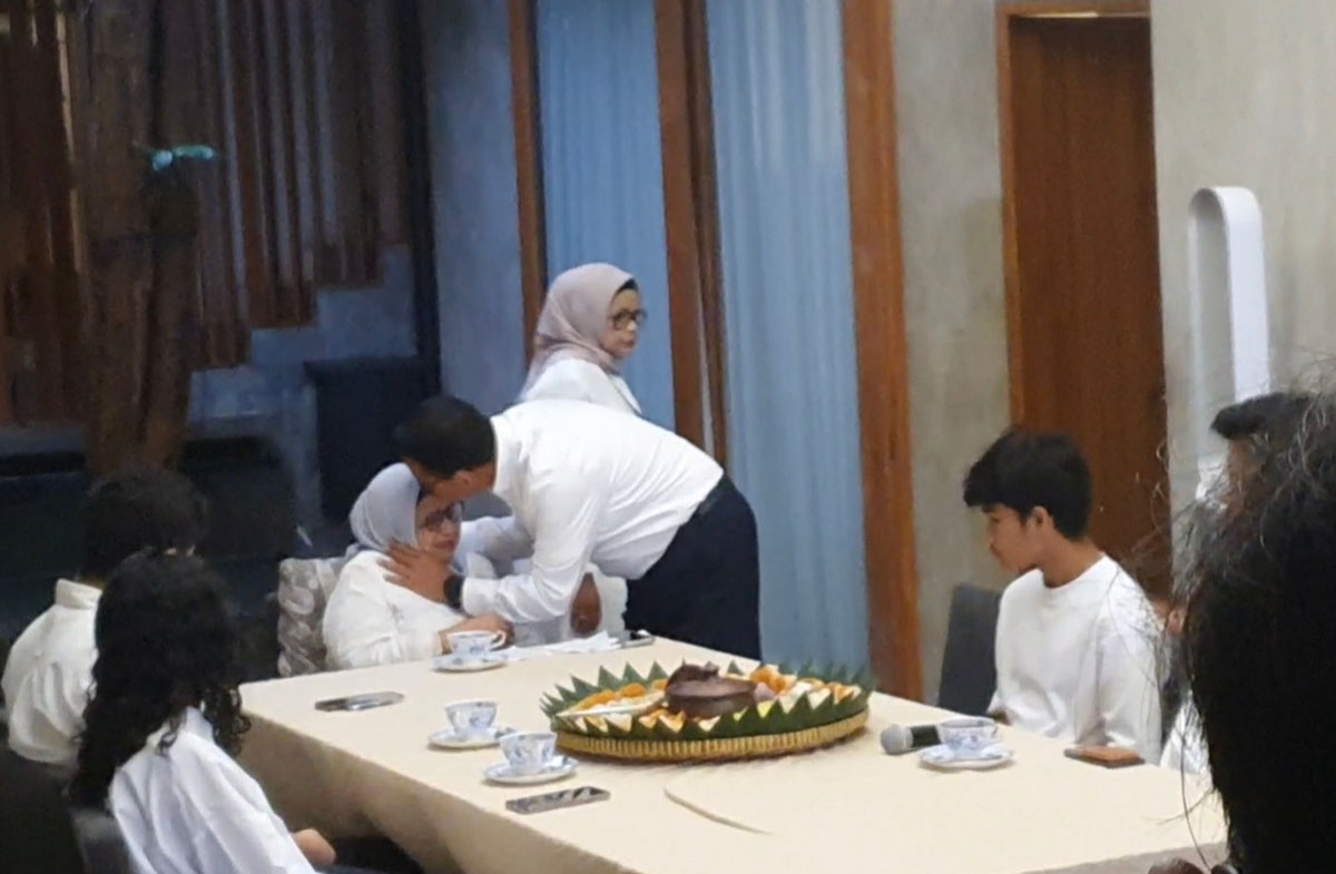 Capres nomor urut 1 Anies Baswedan meminta restu ibundanya Aliyah Rasyid sebelum melakukan pencoblosan. 