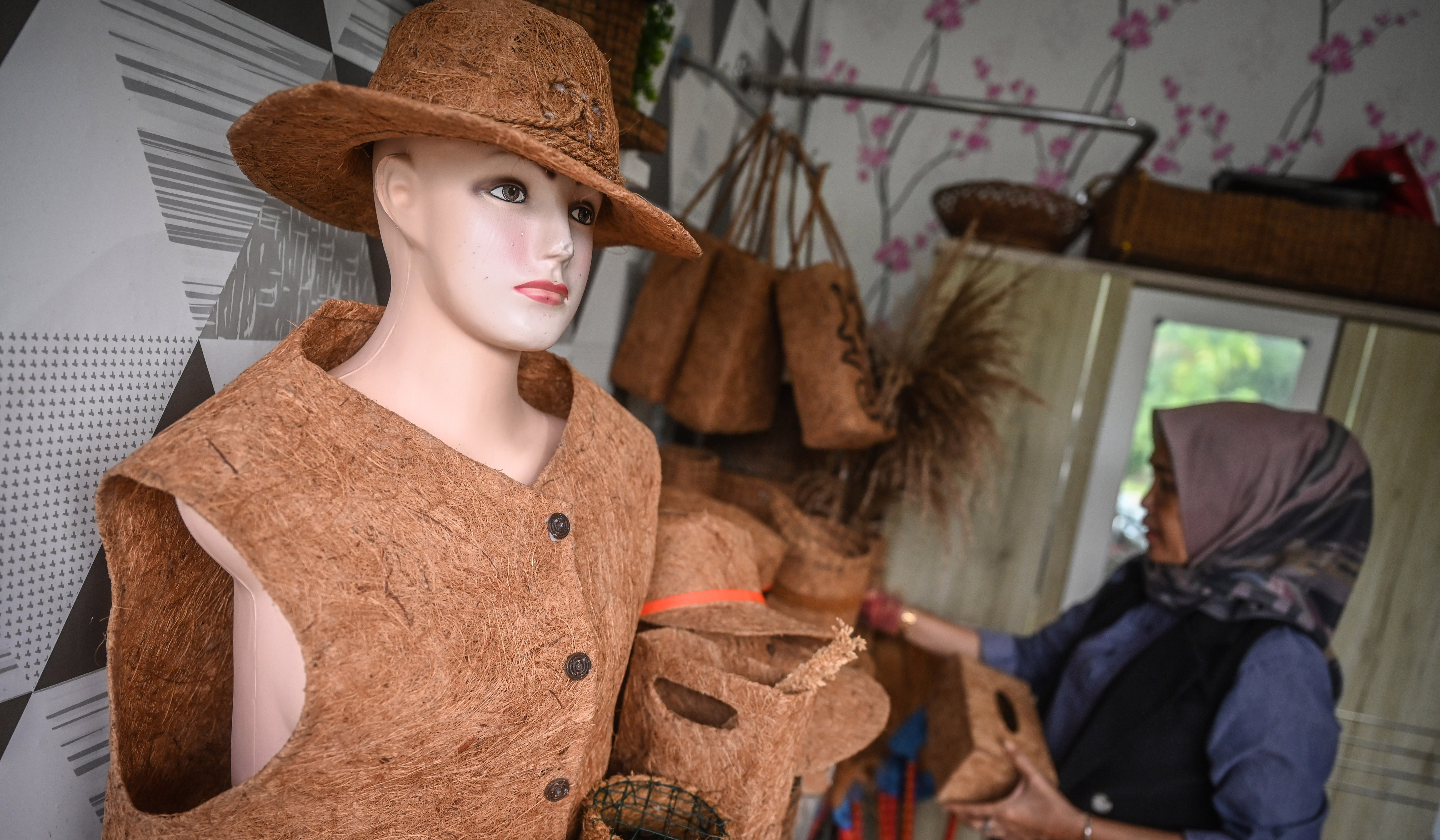 Ilustrasi. Pekerja menata kerajinan dari bahan sabut kelapa di Saloloang, Kabupaten Penajam Paser Utara, Kalimantan Timur, Sabtu (10/2).