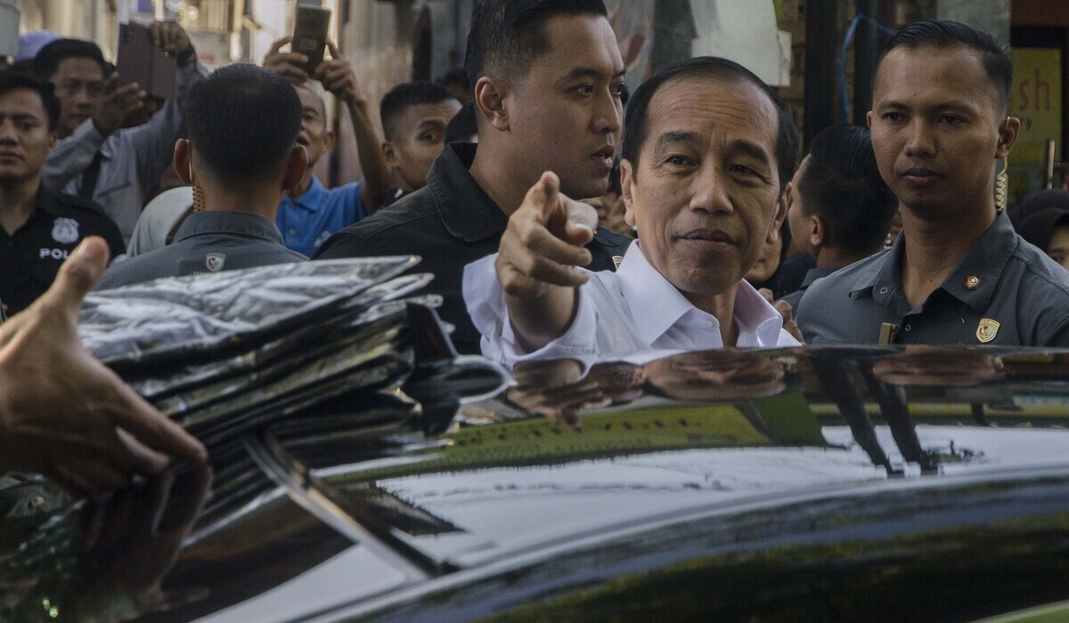 Presiden Joko Widodo (tengah) di Bandung, Juli 2023.