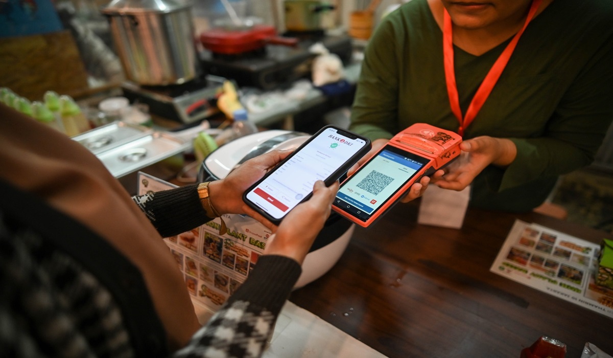 Konsumen menggunakan aplikasi Bank DKI saat melakukan transaksi