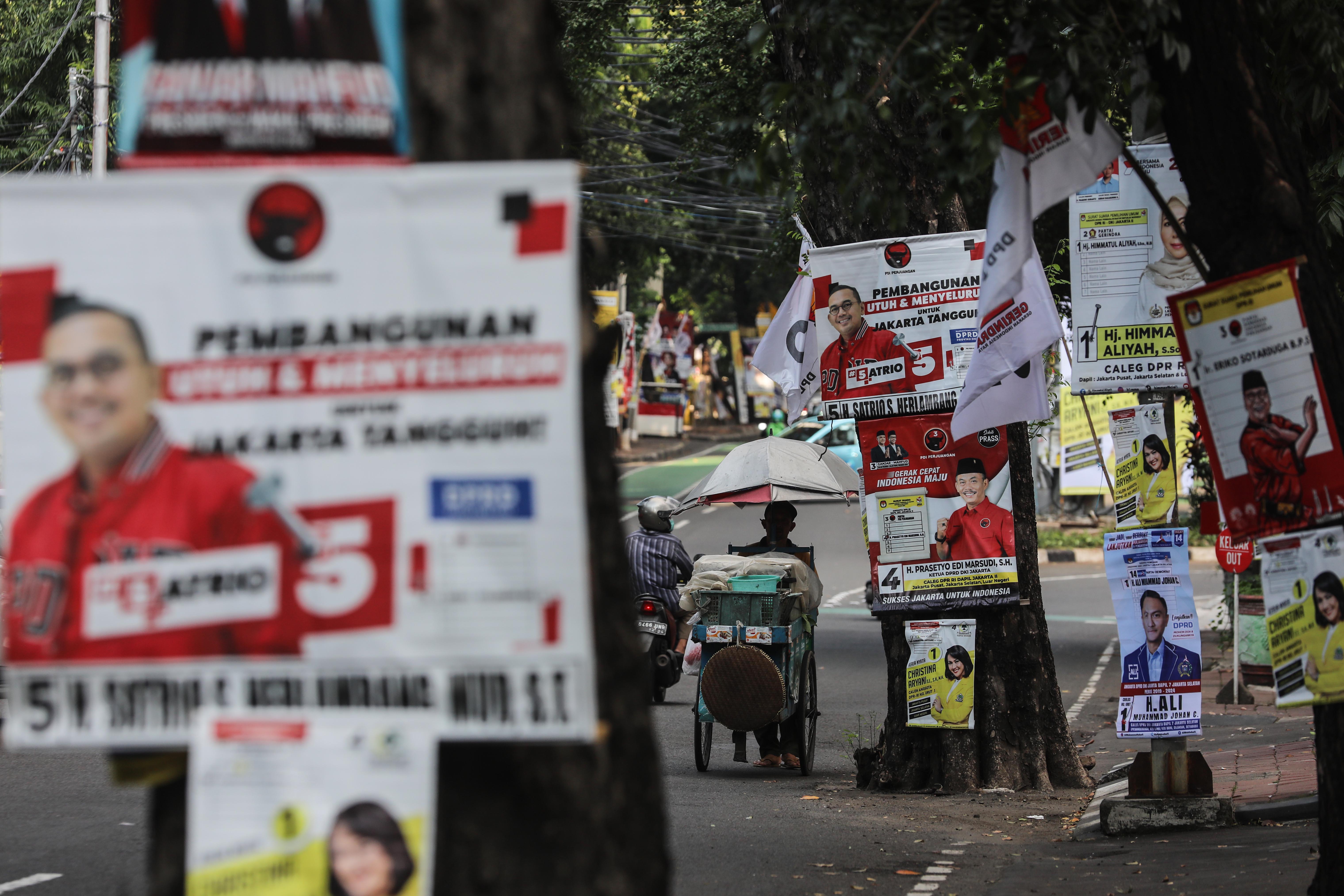 Tumpukan alat peraga kampanye calon presiden dan anggota legistatif Pemilu 2024 terpasang di kawasan Kebayoran Baru