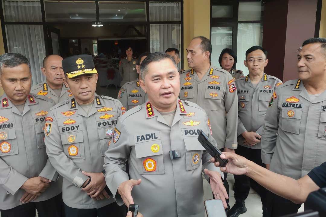 Kabakarkam Polri Komjen Fadil Imran (tengah).