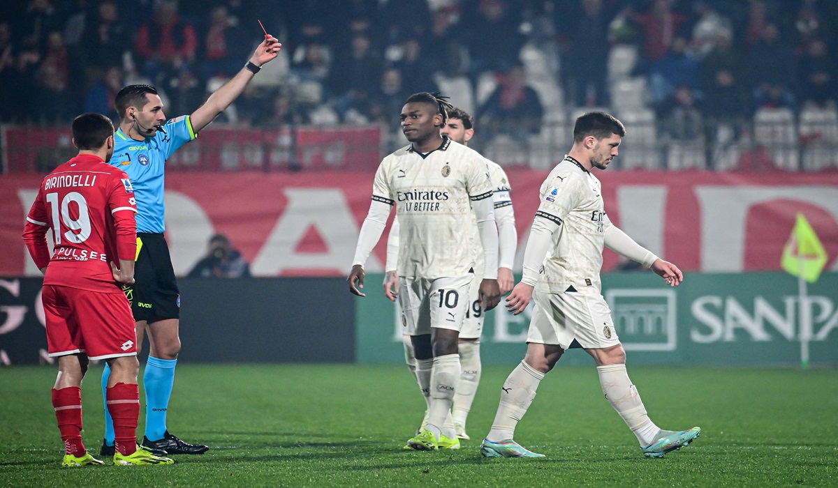 Penyerang AC Milan Luka Jovic (kanan) diganjar kartu merah di laga Serie A melawan Monza