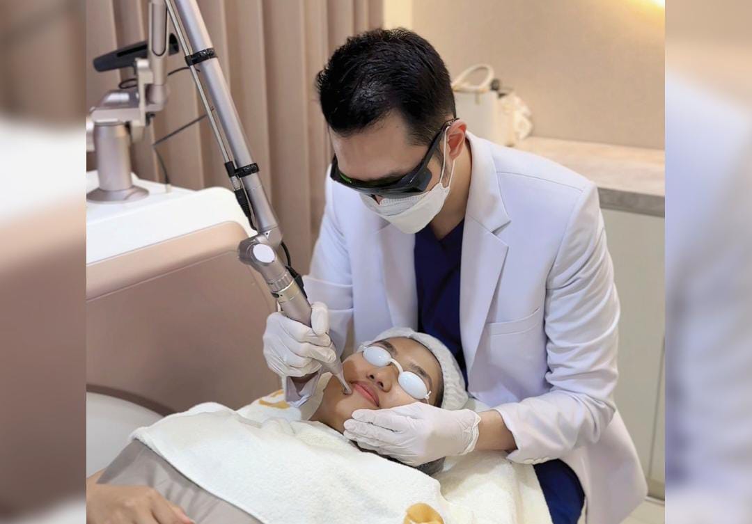 dr dr. Adrian Aries Hendrawan dan pasiennya