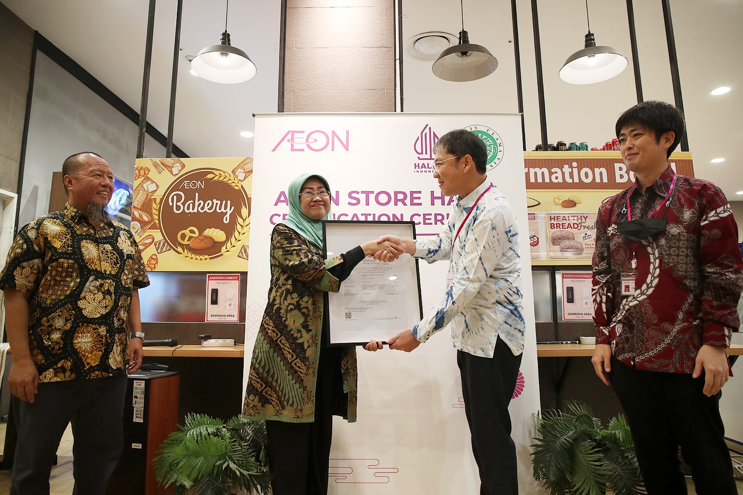 Kini, AEON telah meraih sertifikat halal dari Badan Penyelenggara Jaminan Produk Halal (BPJPH) untuk seluruh gerai AEON.