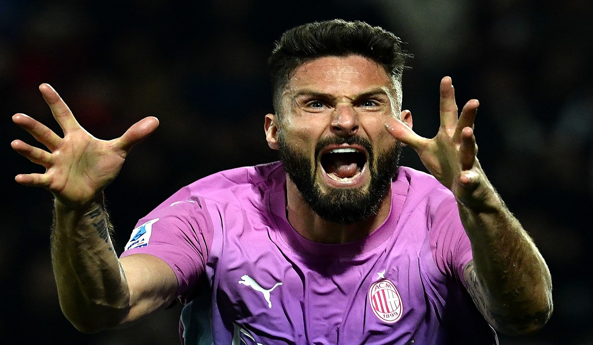 Penyerang AC Milan Olivier Giroud melakukan selebrasi usai mencetak gol ke gawang Frosinone di laga Serie A