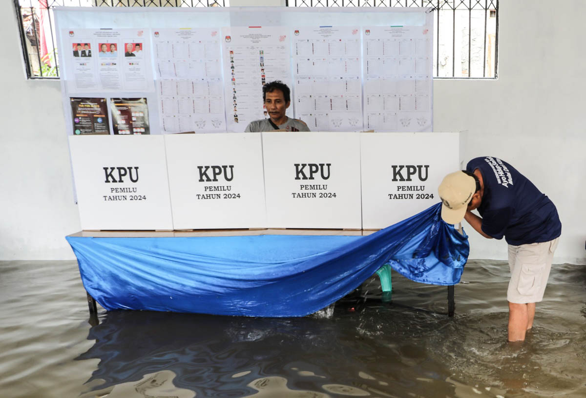 Tiga Tempat Pemungutan Suara (TPS) di Larangan Utara, Larangan, Kota Tanggerang, Banten, terendam banjir.