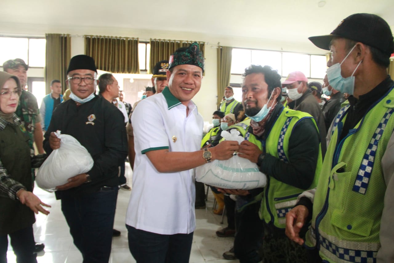 Bupati Bandung Dadang Supriatna menyerahkan bantuan beras kepada warga