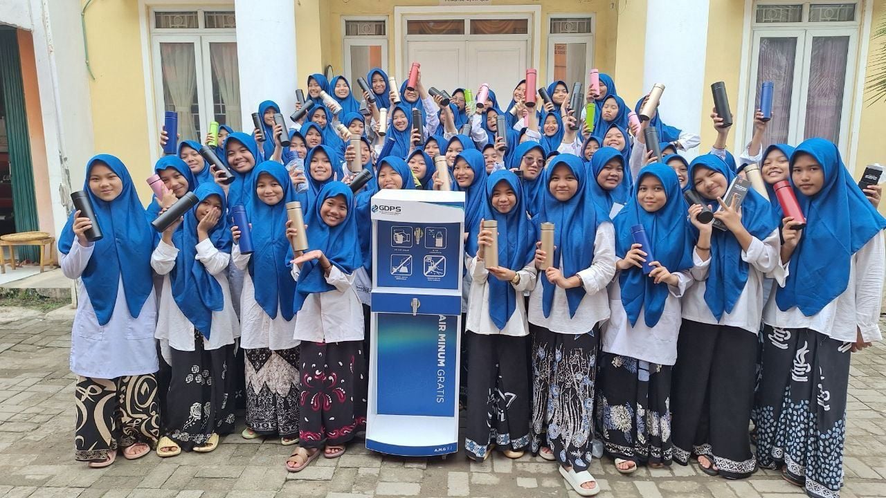 Program CSR GDPS PeduliSediakan Air Bersih untuk Negeri menyediakan mesin air minum gratis di  Pesantren Roudlotul Jannah, Kab. Tangerang