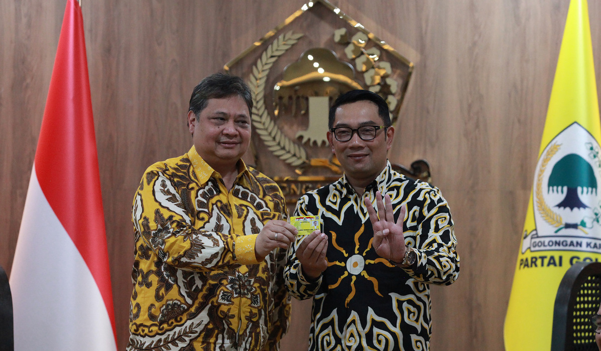 Ketua Umum Partai Golkar Airlangga Hartanto (kiri) menyerahkan KTA Partai Golkar pada Gubernur Jawa Barat Ridwan Kamil, Januari 2023.