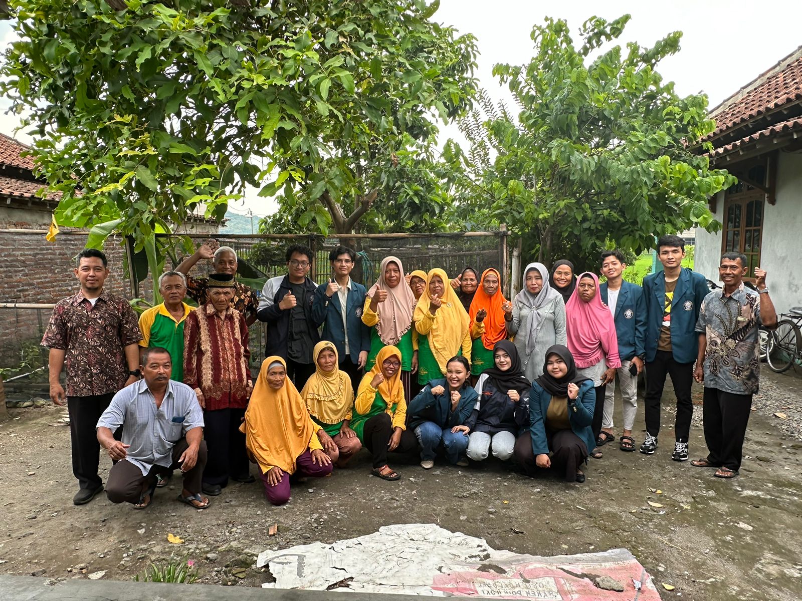 Mahasiswa Undip melakukan KKN peningkatan UMKM warga tani