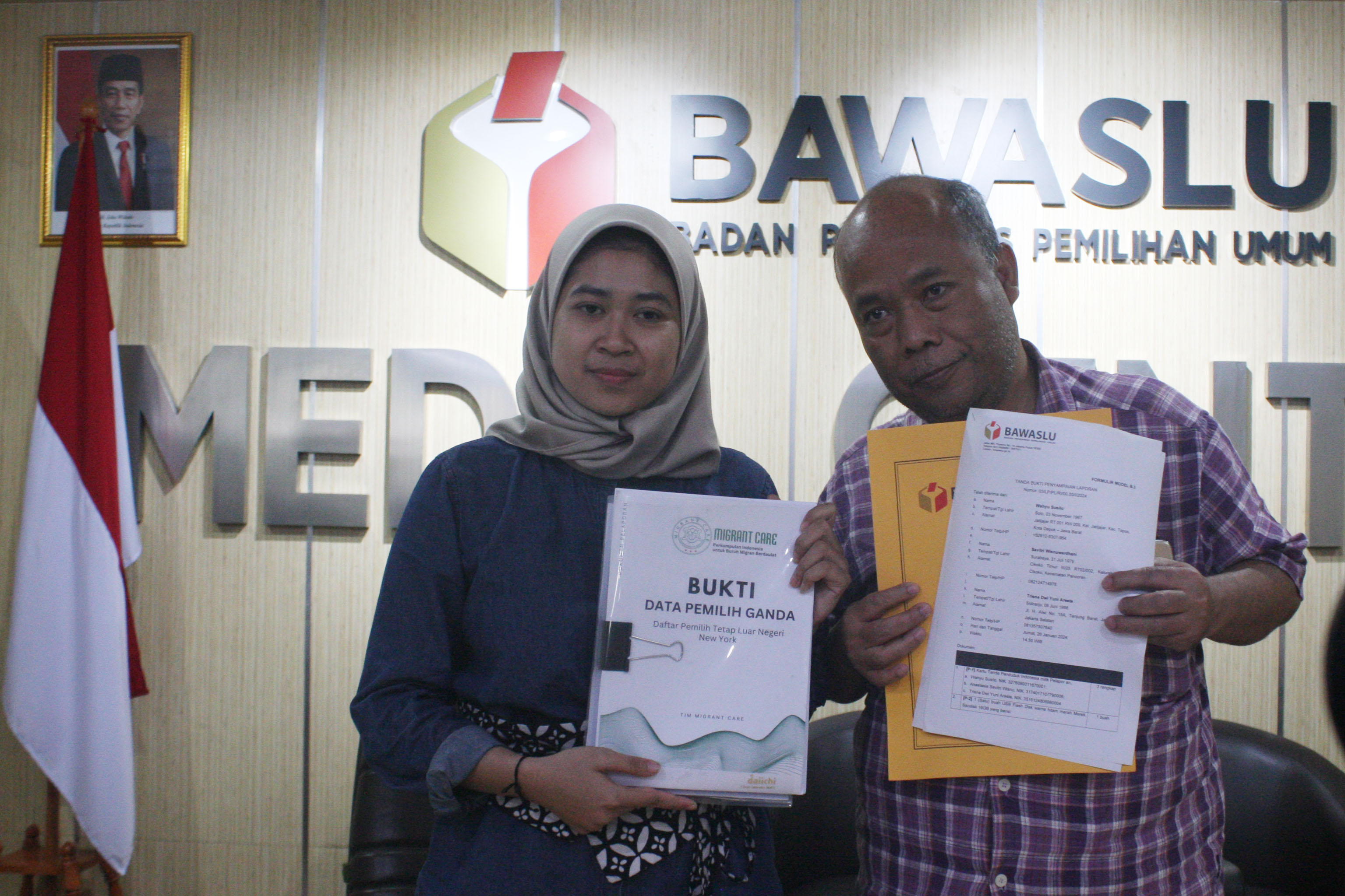  Direktur Eksekutif Migrant Care Wahyu Susilo (kanan) dan Peneliti Migran Care Trisna Dwi Yuni (kiri) saat melapor ke Bawaslu, Jumat (26/1).