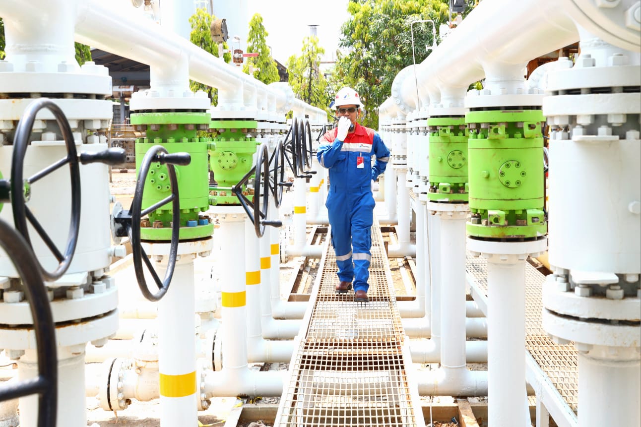 Pekerja melintas di area kerja migas PHE.