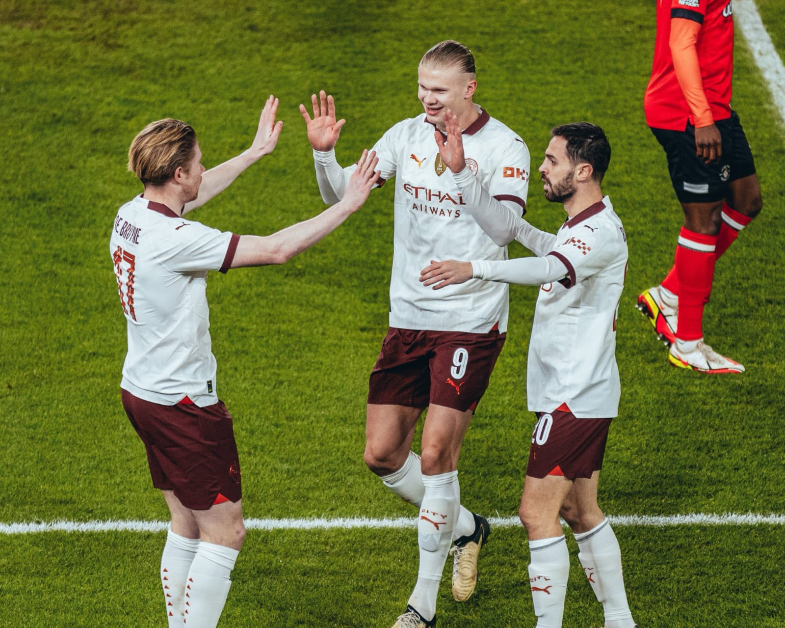 Striker Manchester City, Erling Haaland dan gelandang Kevin De Bruyne melakukan selebrasi usai cetak gol ke gawang Luton