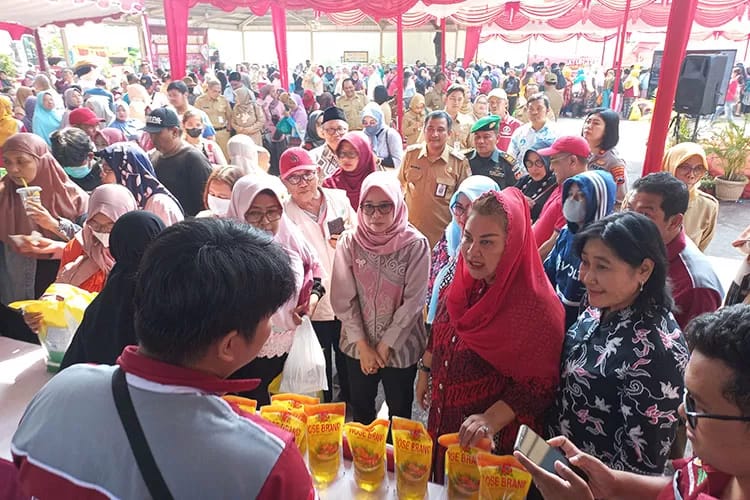 Wali Kota Semarang Hevearita Gunaryanti Rahayu saat mengunjungi salah satu pasar tradisional Kota Semarang, Jawa Tengah.