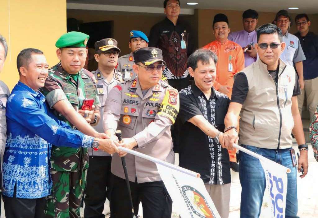 KPU Kabupaten Siak mulai mendistribusikan logistik pemilihan umum 2024 kepada Panitia Pemilihan Kecamatan (PPK) se-Kabupaten Siak.