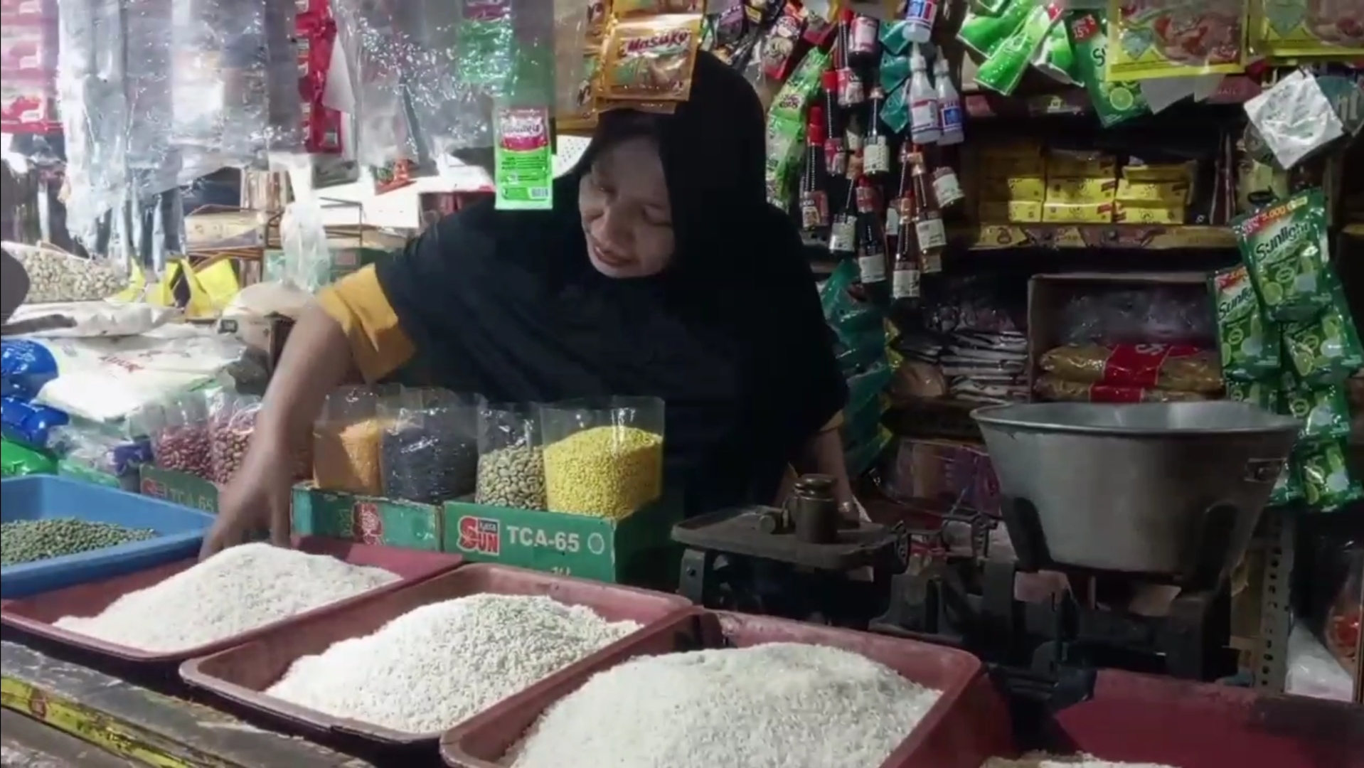 Pedagang beras di Pasar Tradisional Larangan Kabupaten Sidoarjo. 