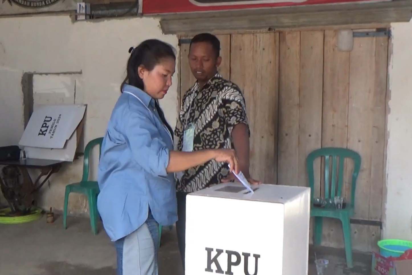 Pemilih memasukkan surat suara ke kotak suara saat mengikuti PSU di Polman, Sulawesi Barat, Senin (26/2).