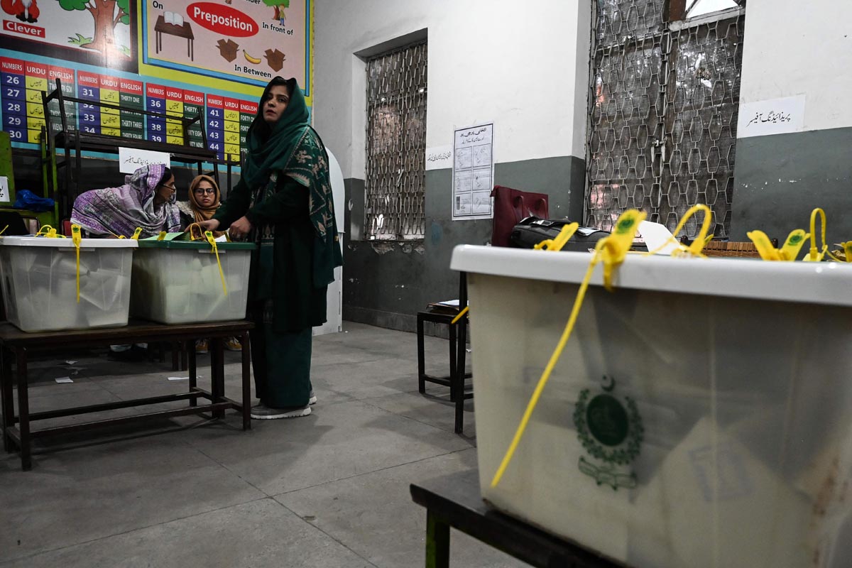 Stasiun TV lokal melaporkan PTI dan kandidat independennya unggul di sebagian besar daerah pemilihan.