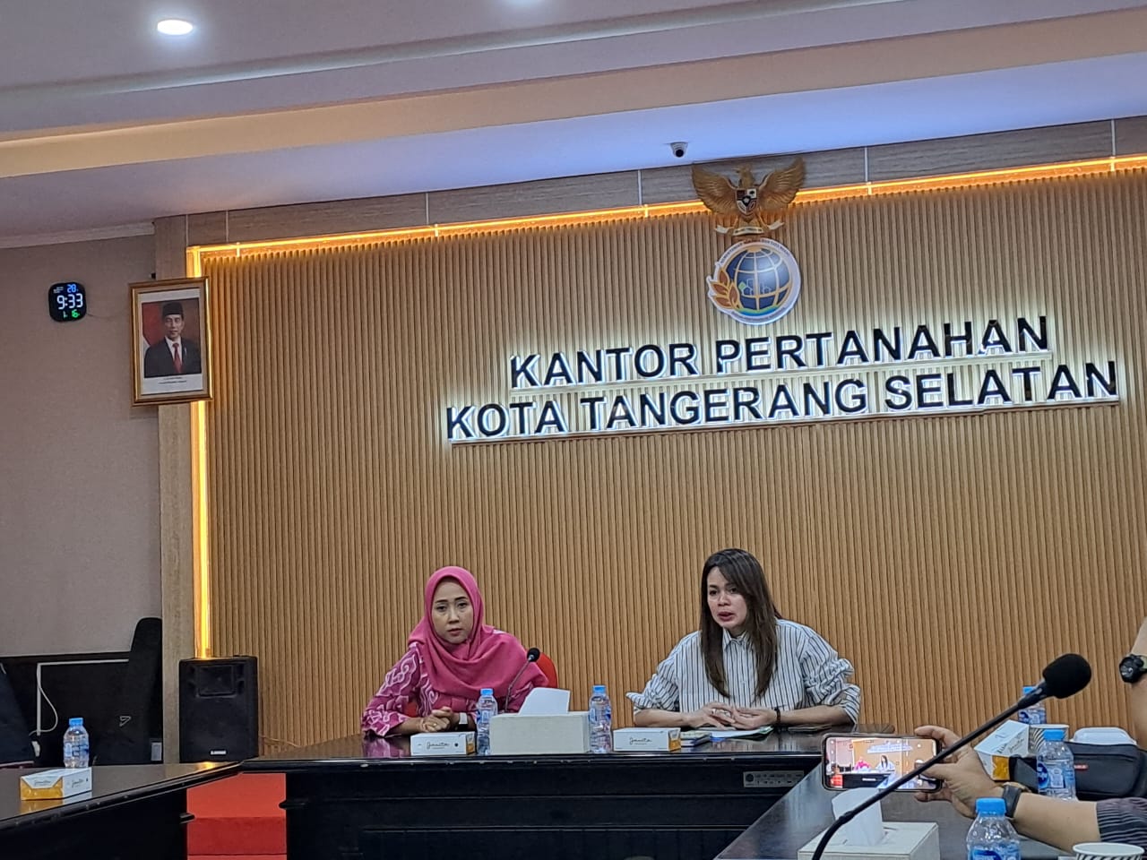 Kepala Kantor ATR/BPN Kota Tangerang Selatan (Kantah) Shinta Purwitasari  (kanan)
