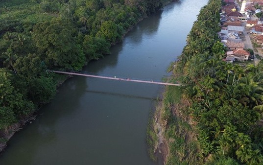 Potret jembatan baru di Desa Sukamenang yang menghubungkan kebun tempat bekerja petani dengan pemukiman warga.