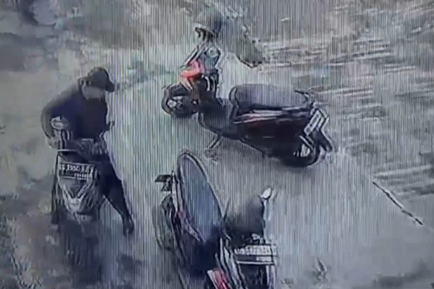 Tangkapan layar CCTV yang memperlihatkan pelaku pencurian motor di Lubuklinggau, Sumatra Selatan.