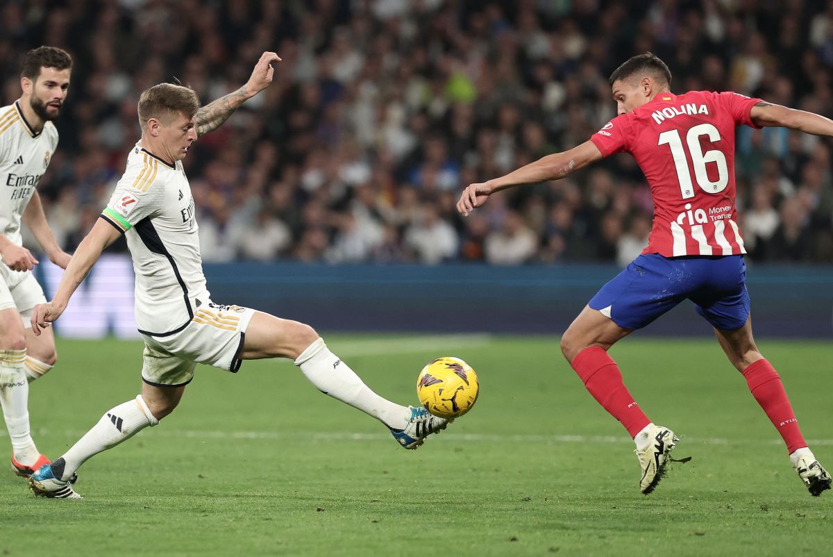 Gelandang Real Madrid asal Jerman #08 Toni Kroos berebut bola dengan bek Atletico Madrid asal Argentina #16 Nahuel Molina.