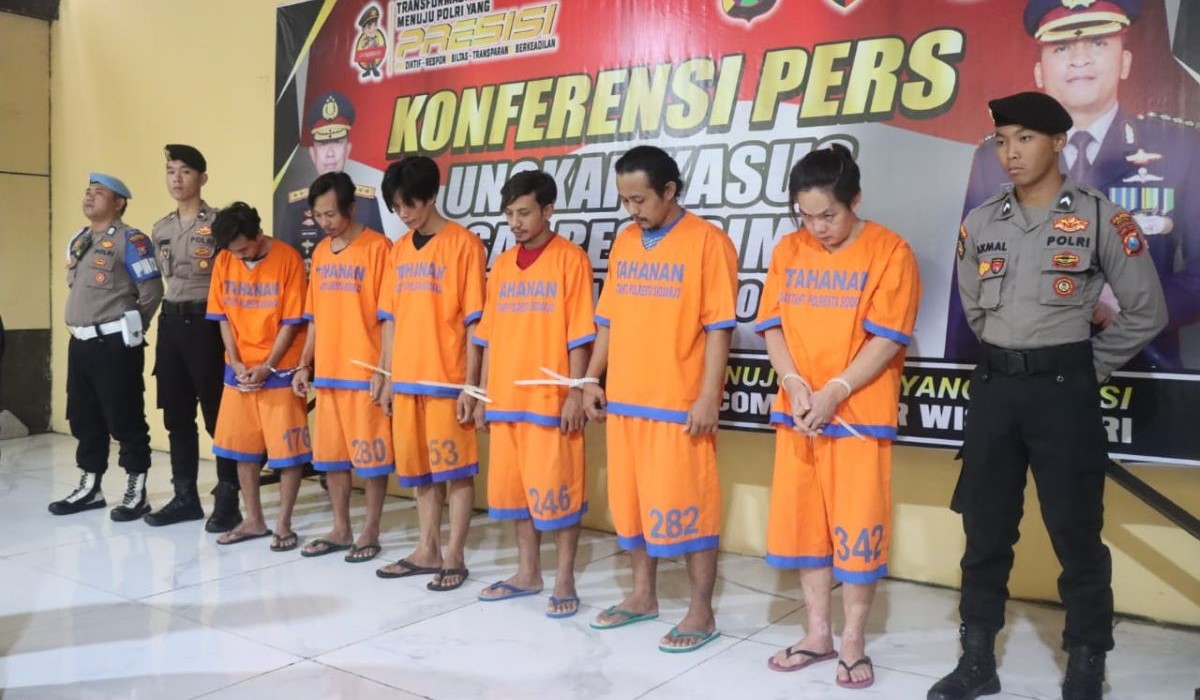 Enam tersangka diamankan dan lebih dari seribu tabung gas elpiji disita oleh Reskrim Polresta Sidoarjo.