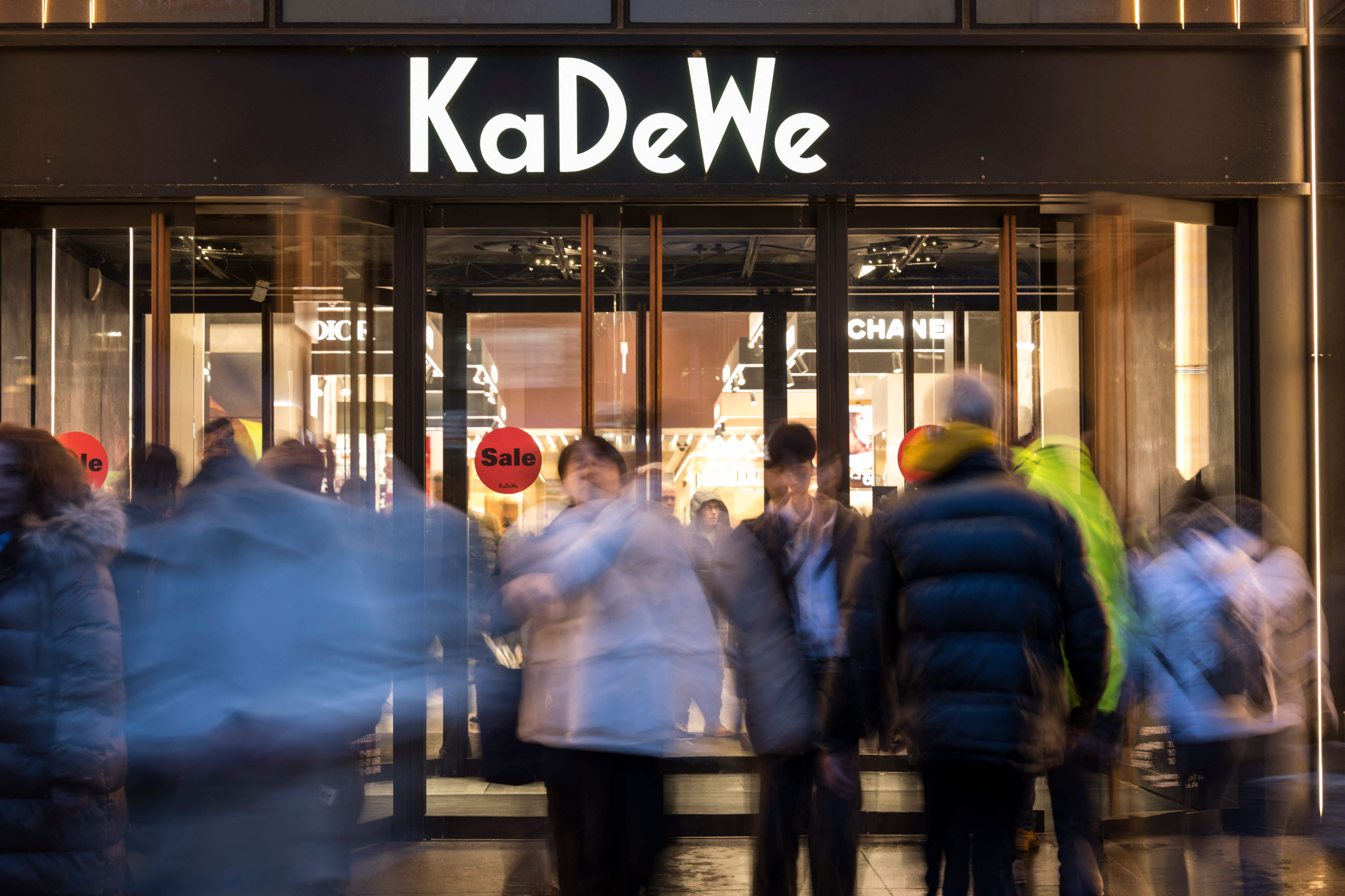 Sejumlah orang melintas di salah satu pusat perbelanjaan di Berlin, Jerman. Ekonomi Jerman saat ini tengah terpuruk