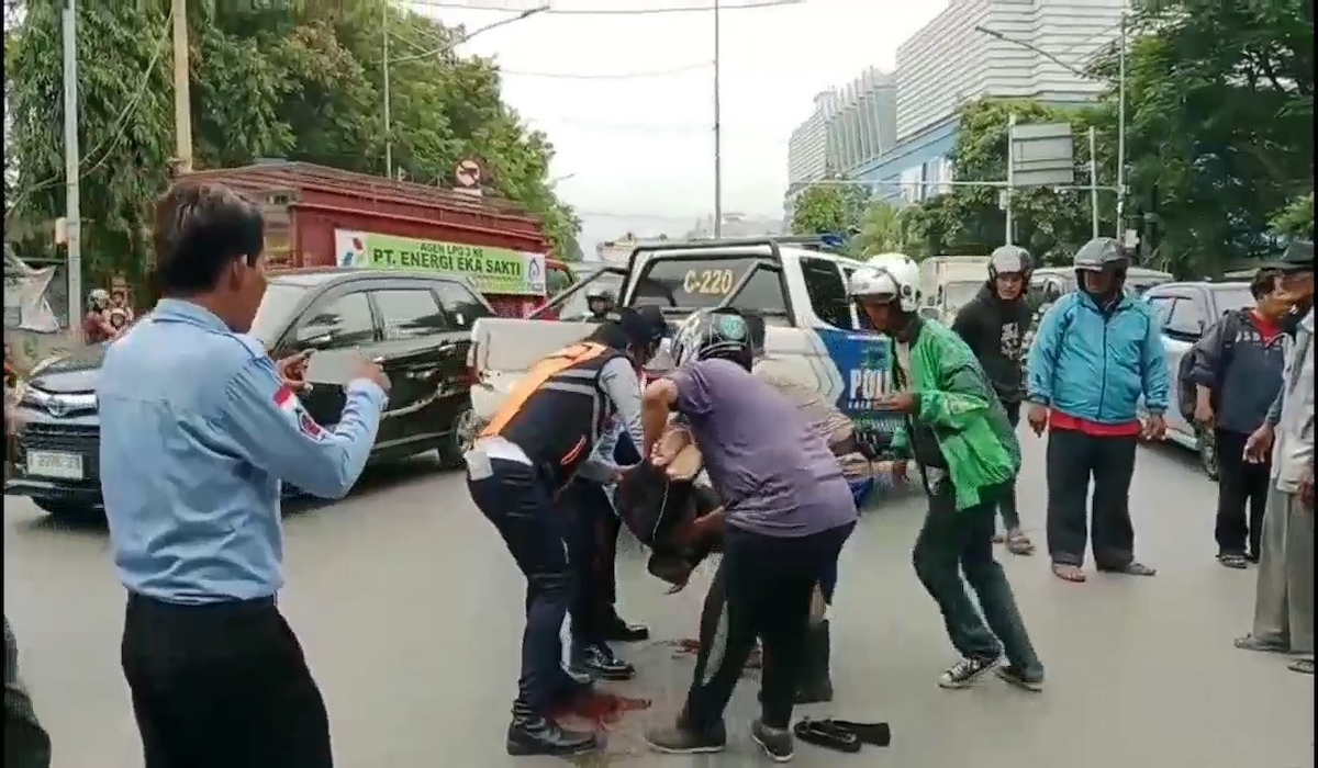 Perempuan terjun bebas dari Flyover RE Martadinata
