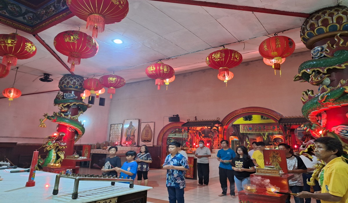 Ritual mengantarkan Dewa Dapur Terbang ke Langit