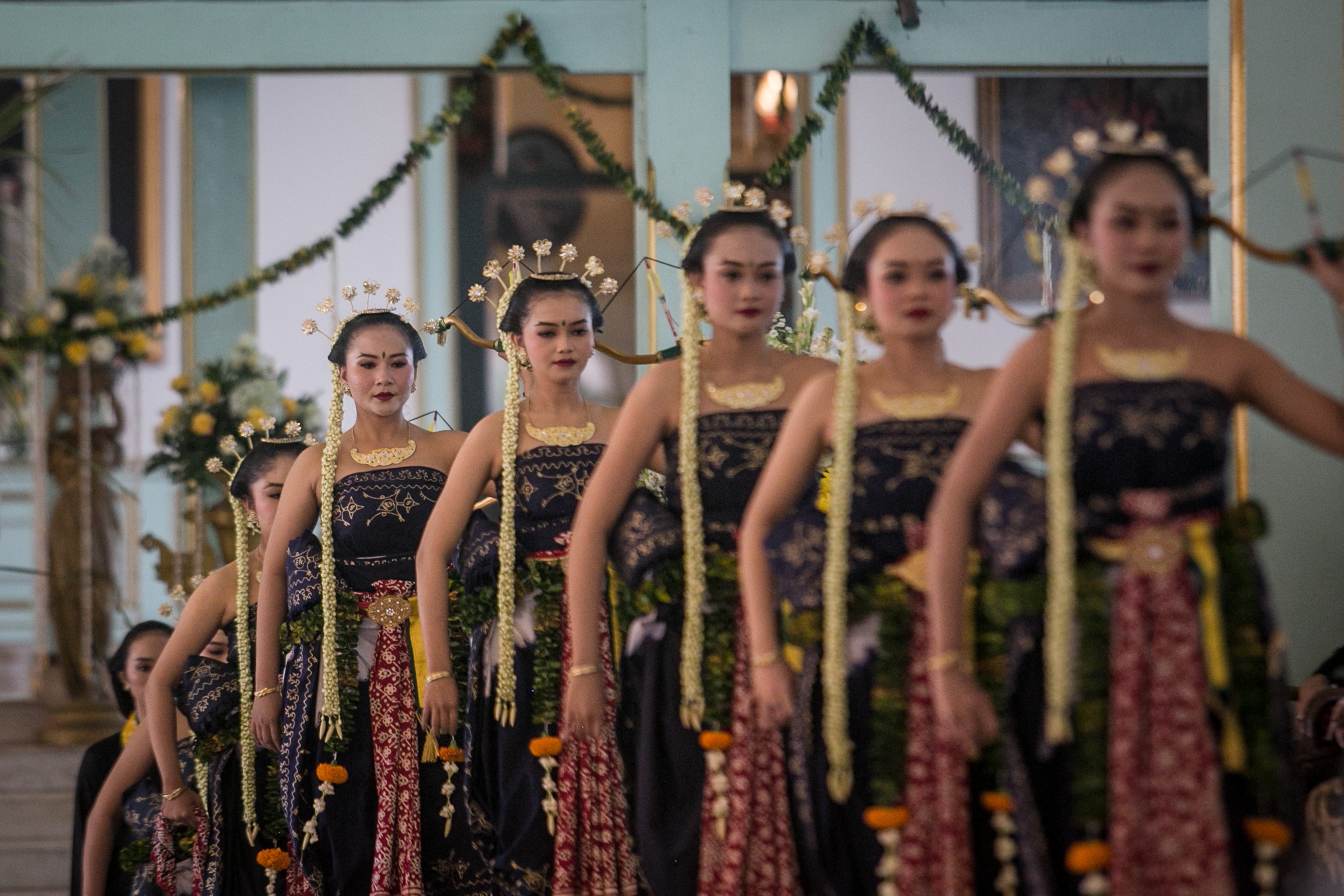 Penari membawakan tarian Bedhaya Anglir Mendhung saat acara Tingalan Jumenengan Mangkunagara X di Pura Mangkunegaran.