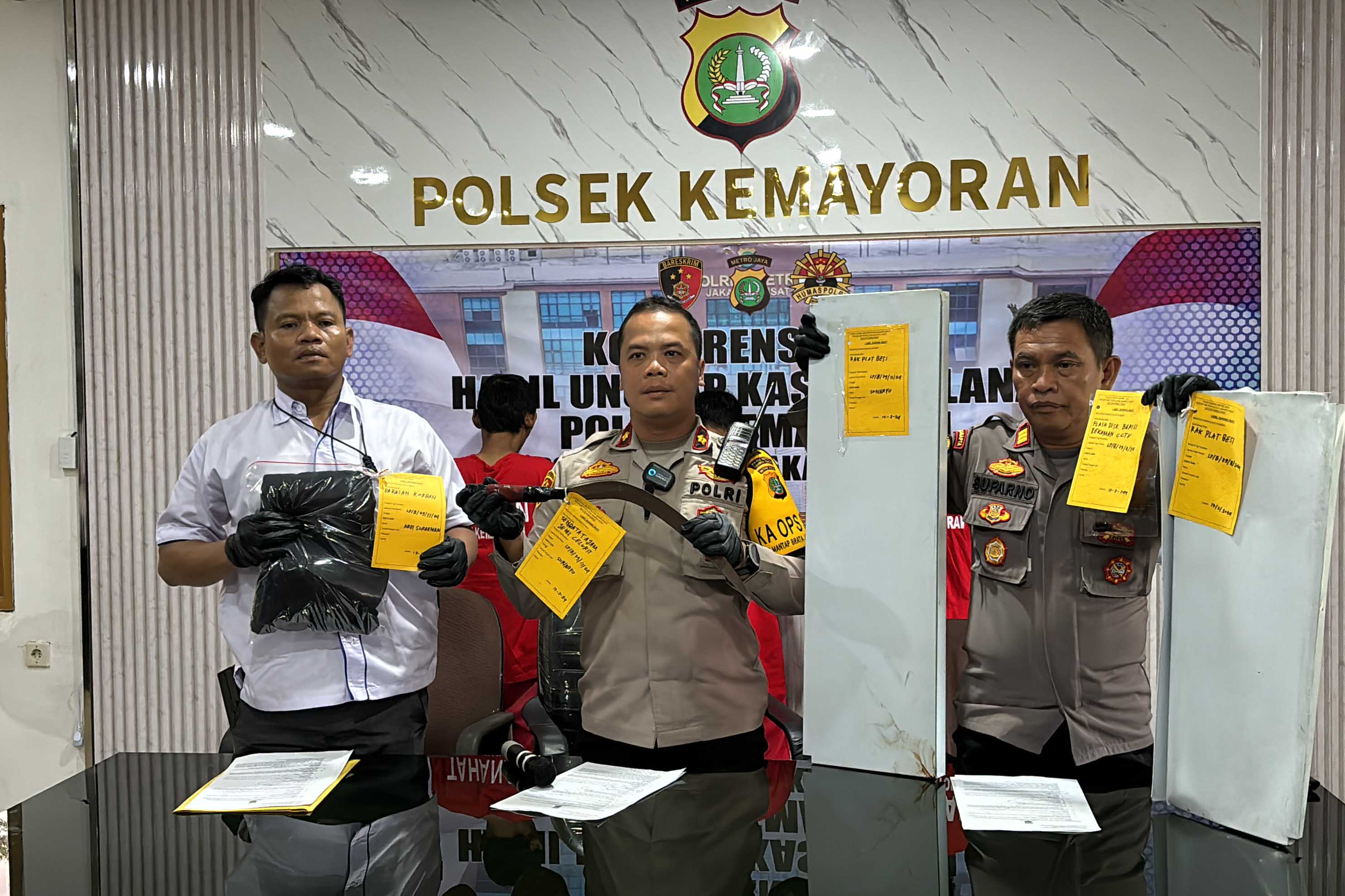 Konferensi pers kasus perkelahian antara sopir bajaj dan tukang parkir di Jakarta, Selasa (20/2).