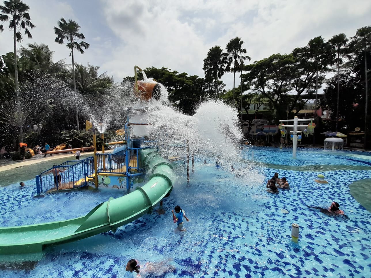 (The Jungle Waterpark) Berikut tiga rekomendasi wisata air di Bogor, destinasi wisata ini sangat cocok untuk dikunjungi dengan keluarga saat