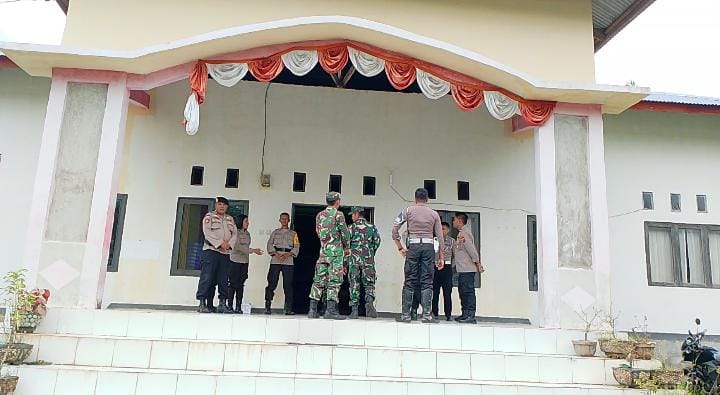 Tim Patroli Pemilu dan pengamanan dari TNI Kodim 1624 Larantuka berjaga saat rekapitulasi penghitungan suara.