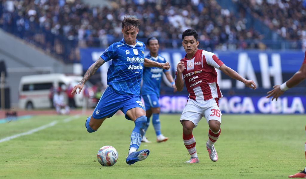 Gelandang serang Persib, Stefano Beltrame (kiri).