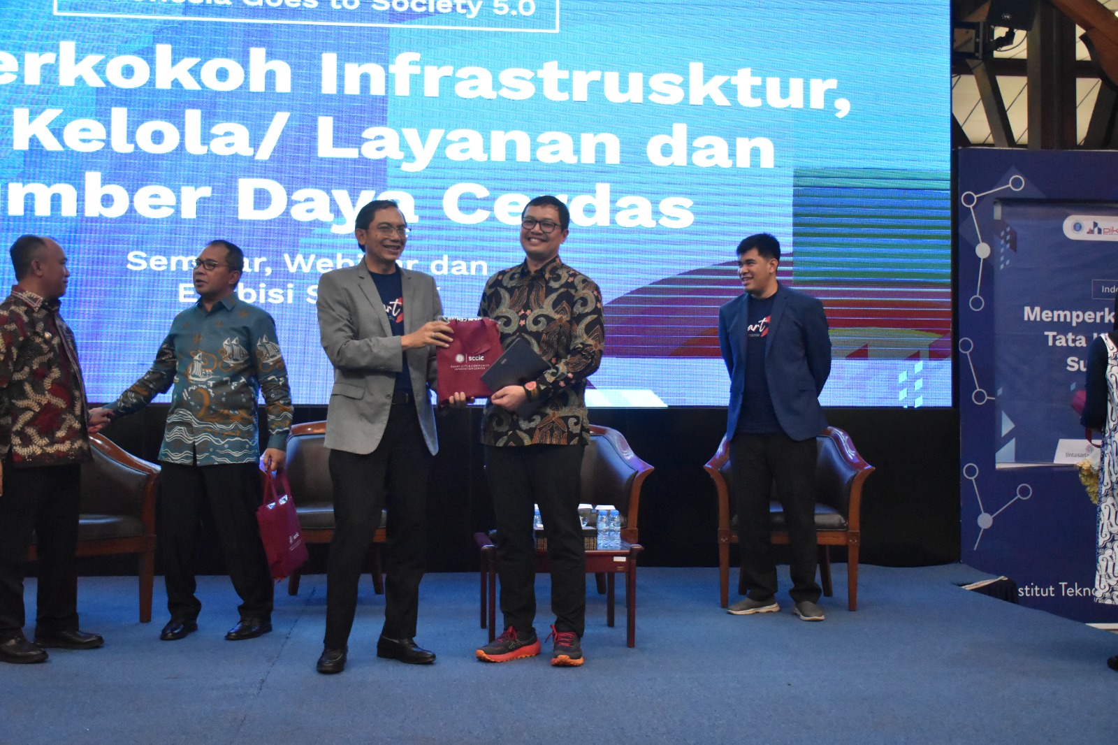 ITB kembali mengumumkan hasil Riset Rating Kota Cerdas Indonesia (RKCI) dan Rating Tranformasi Digital Indonesia (RTDI) Tahun 2023.