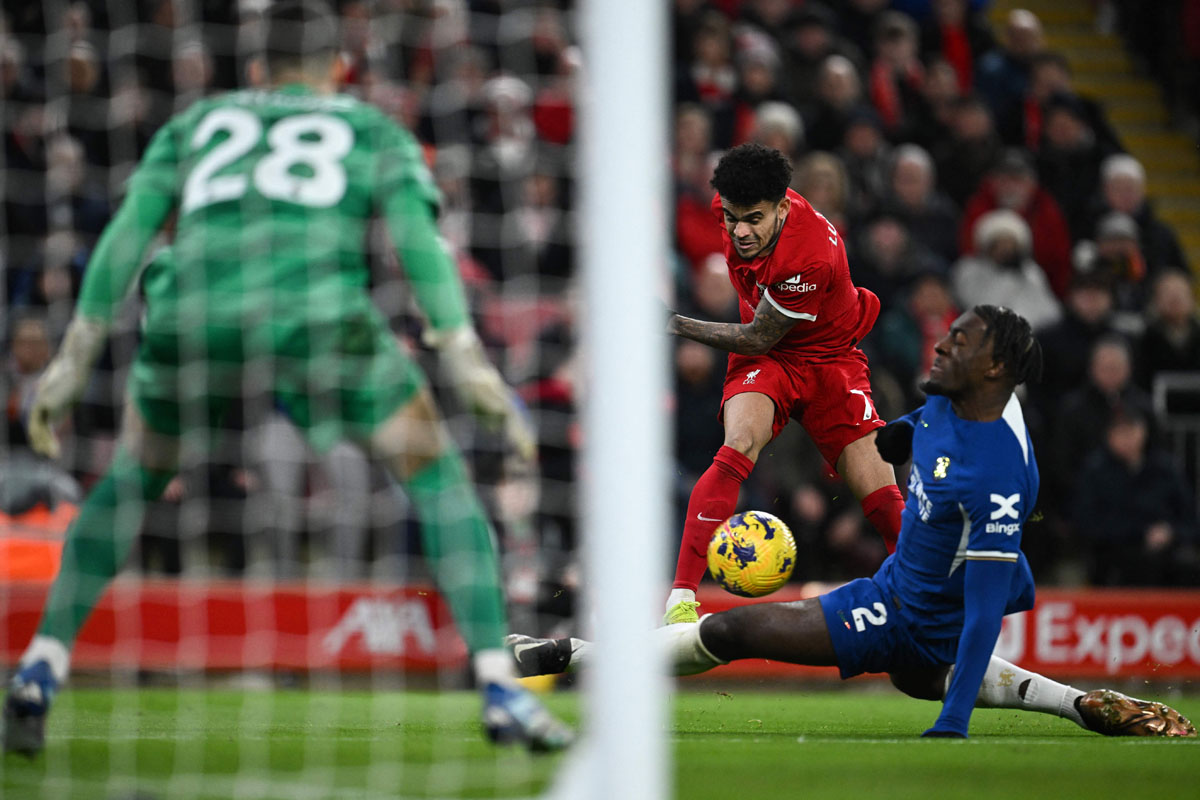 Liverpool mengukuhkan posisi puncak klasemen dengan menang telak 4-1 atas Chelsea