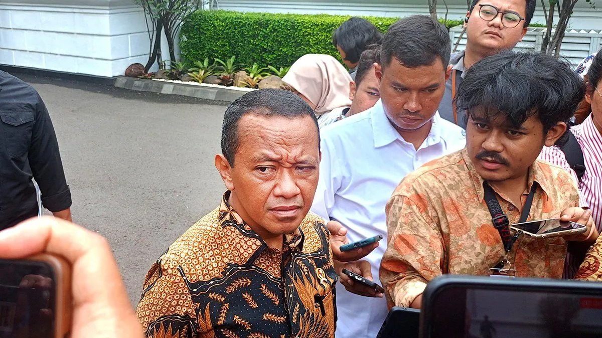 Menteri Investasi Bahlil Lahadalia (kiri) memberikan keterangan kepada wartawan di Jakarta, kemarin.