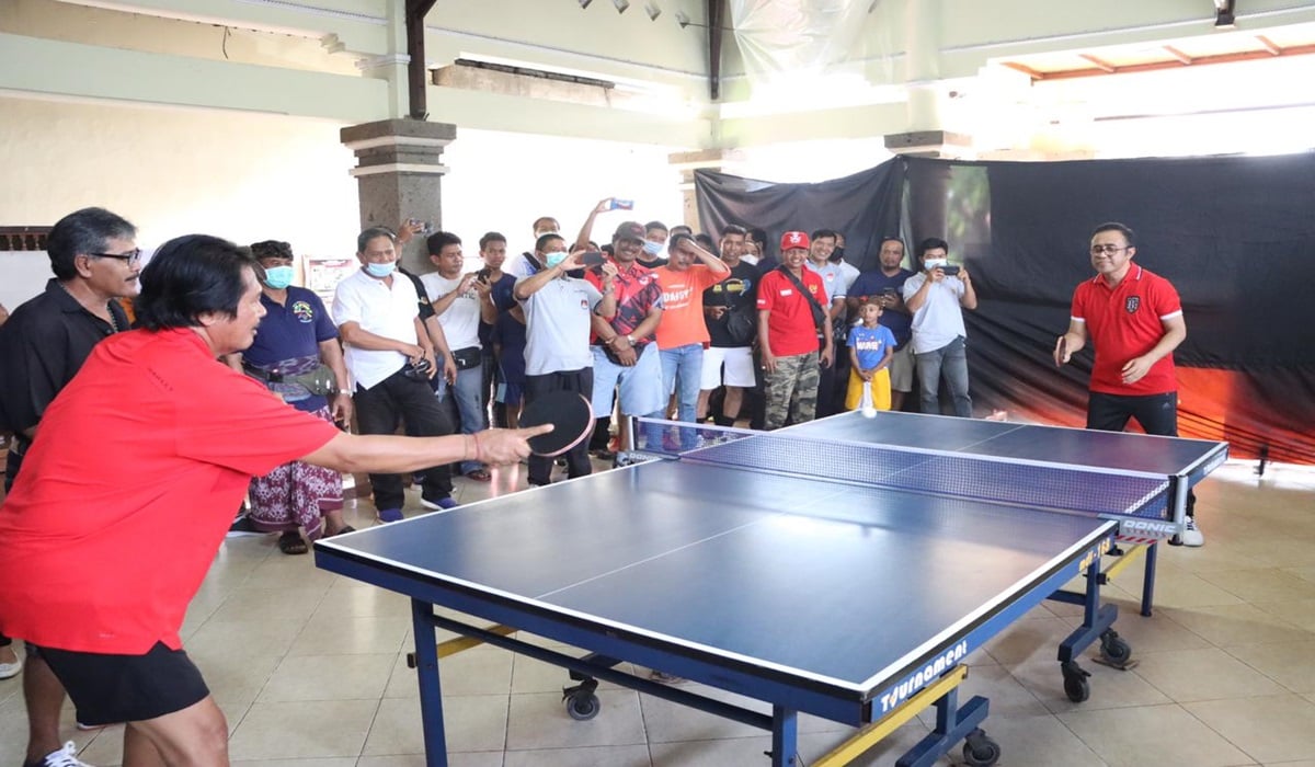 Pertandingan ekshibisi di Turnamen Tenis Meja Beregu Bendesa Adat Pagan Cup Tahun 2022, di Balai Banjar Pagan Tengah.