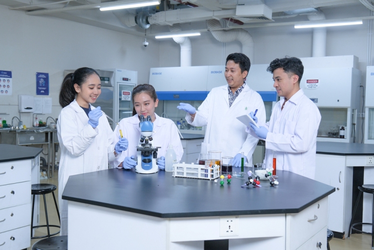 Para mahasiswa Sampoerna University melakukan kegiatan praktikum.