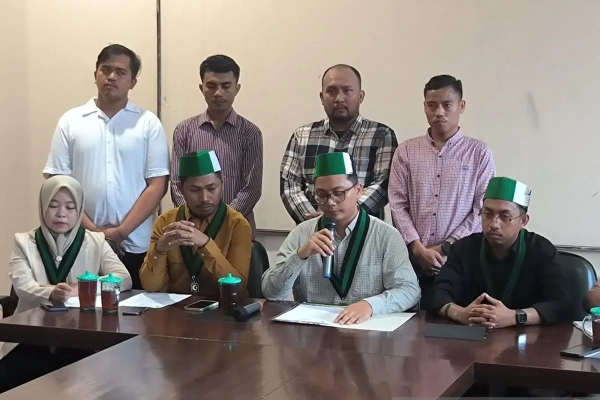 PB HMI saat menyampaikan pernyataan sikap terkait pelaksanaan Pemilu 2024 di Jakarta, Jumat (9/2).