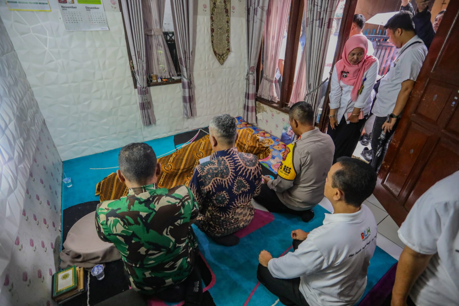 Wali Kota Bandung Bambang Tirtoyuliono melakukan takziah ke rumah almarhum Eri Fajar Nugraha, petugas KPPS di Kelurahan Jatisari.