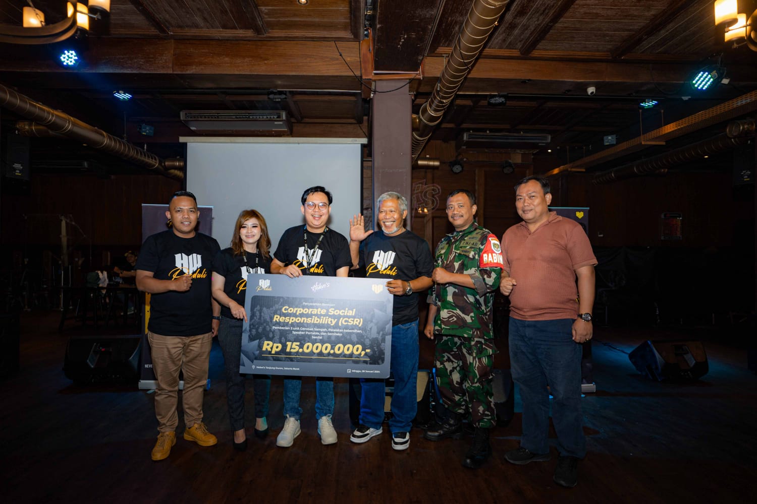 Kegiatan sosial HW Peduli di Helen’s Night Mart Tanjung Duren, Jakarta, Minggu (28/1).